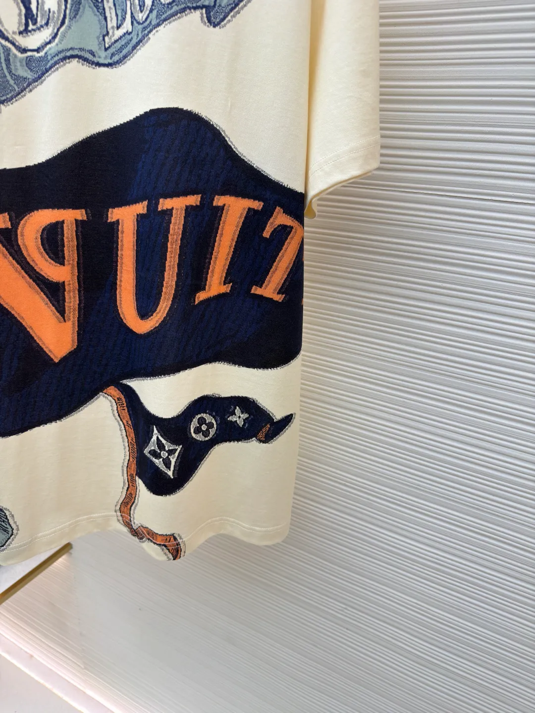 LOUIS VUITTON letter printed short-sleeved T-shirt ●Original version: purchased and developed by 10070 ●Item number: 1680688-A35 ●Fabric: pure cotton double yarn fabric ●Technology: printing production ●Version: fitted version ●Weight: about 205 grams ●Size: XS-S-M-L ●Description: The fabric is made of 220 grams pure cotton double yarn fabric It is soft and skin-friendly, highly breathable, and the positioning cutting process oversizes the loose and large version, making the upper body very slimming. The overall wiring is straight and delicate, the fabric is comfortable and soft, and the color is consistent without color difference. It can be matched with the same style to create a fashionable look and control various occasions. Customized accessories, complete with three standards, same style for men and women!